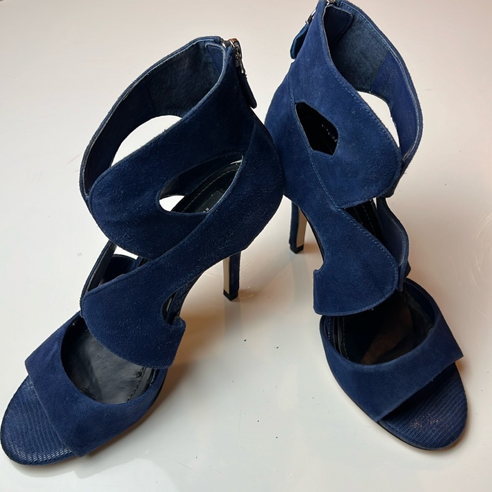 💙WHITE HOUSE BLACK MARKET BLUE VELVET ZIP UP BACK 4.5” HEELS SIZE 7 MEDIUM💙